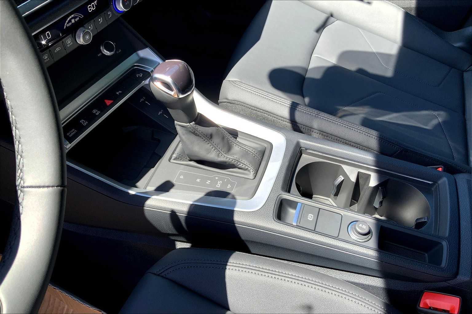 Vehicle image 14 of 19
