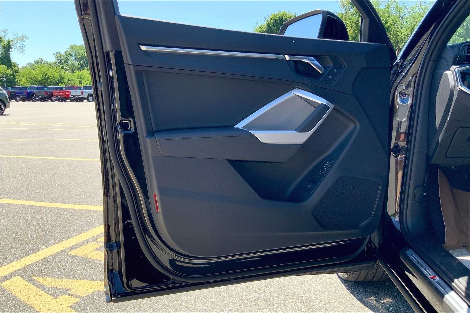 Vehicle image 10 of 19