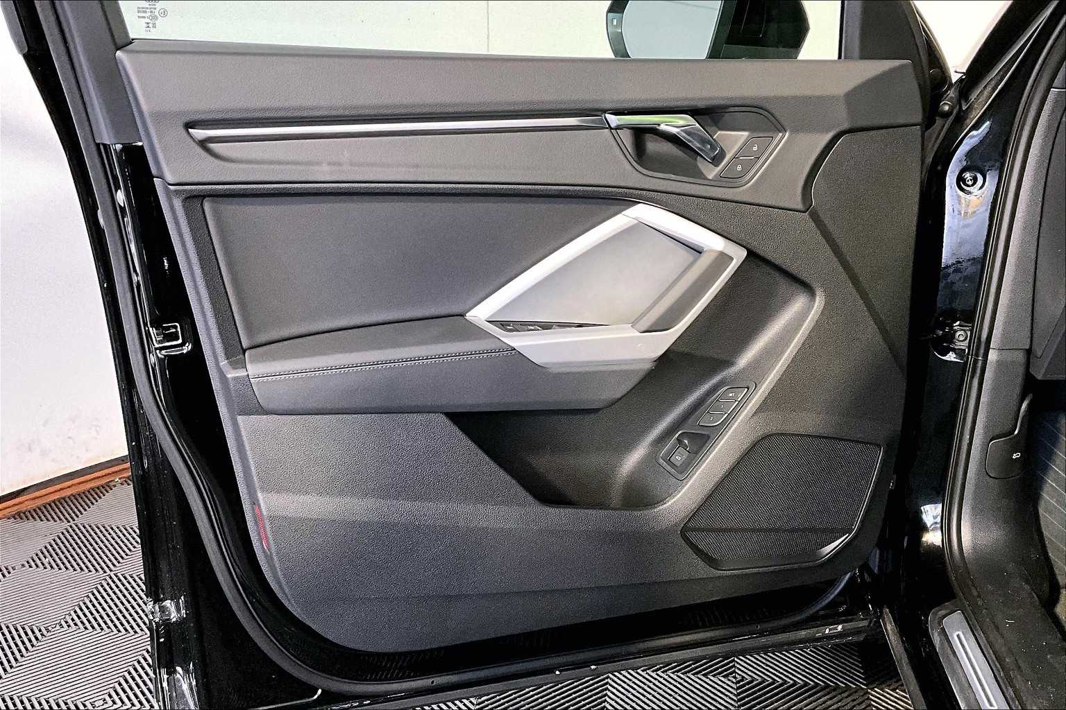 Vehicle image 14 of 19