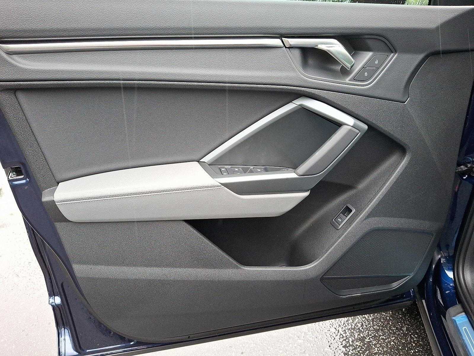 Vehicle image 15 of 26