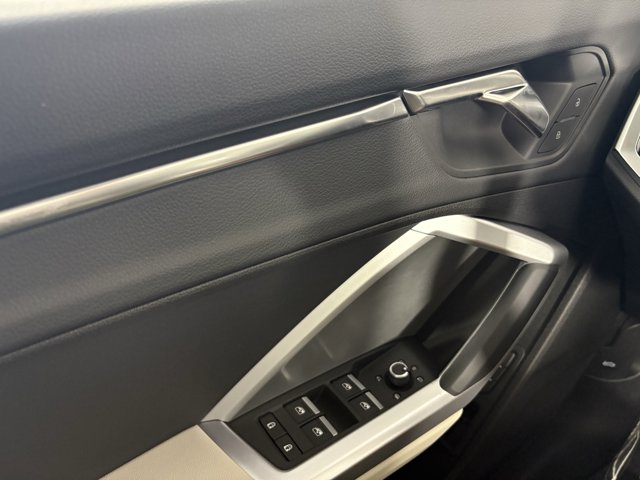 Vehicle image 21 of 27