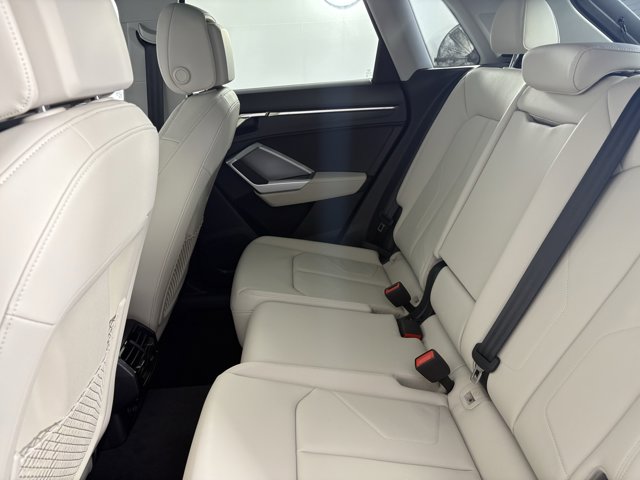Vehicle image 11 of 27