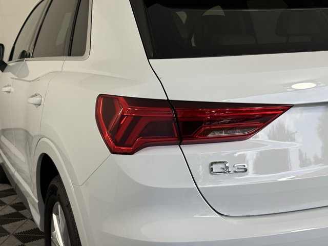 Vehicle image 23 of 27