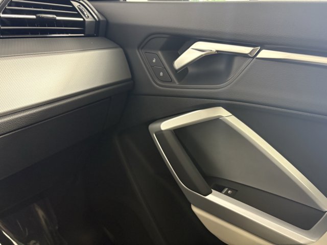 Vehicle image 17 of 27