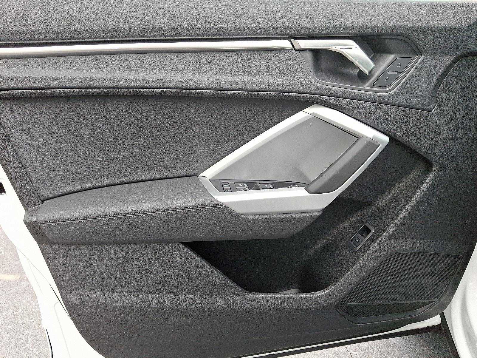 Vehicle image 10 of 24