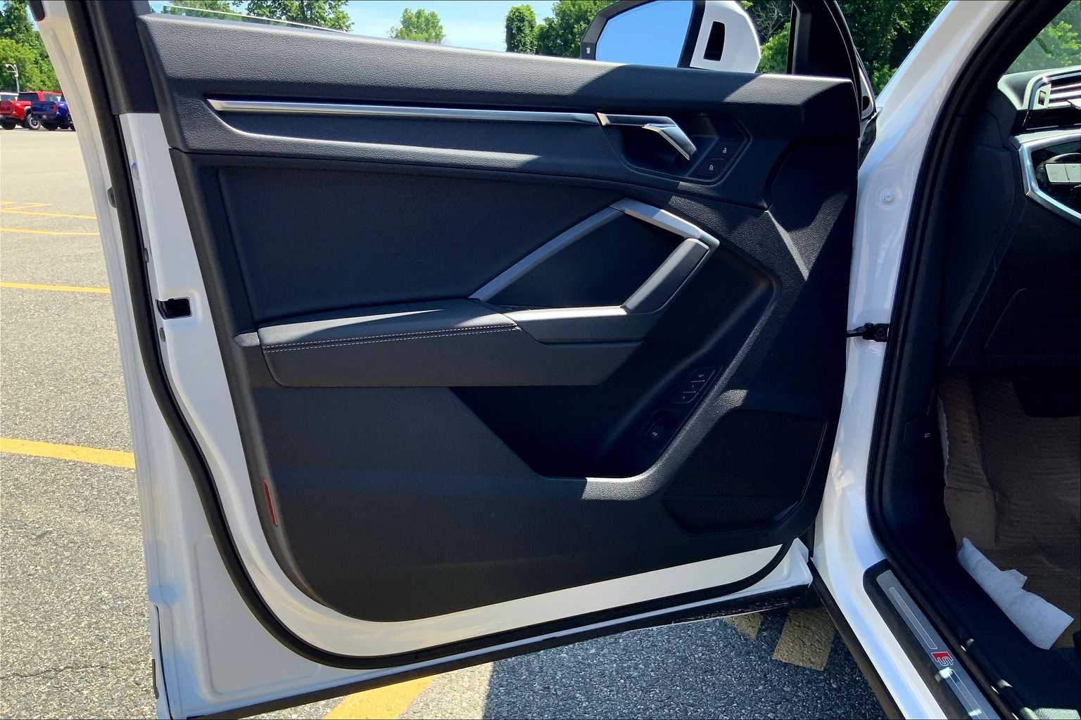 Vehicle image 10 of 18