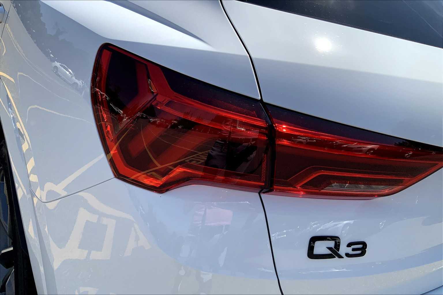 Vehicle image 14 of 18