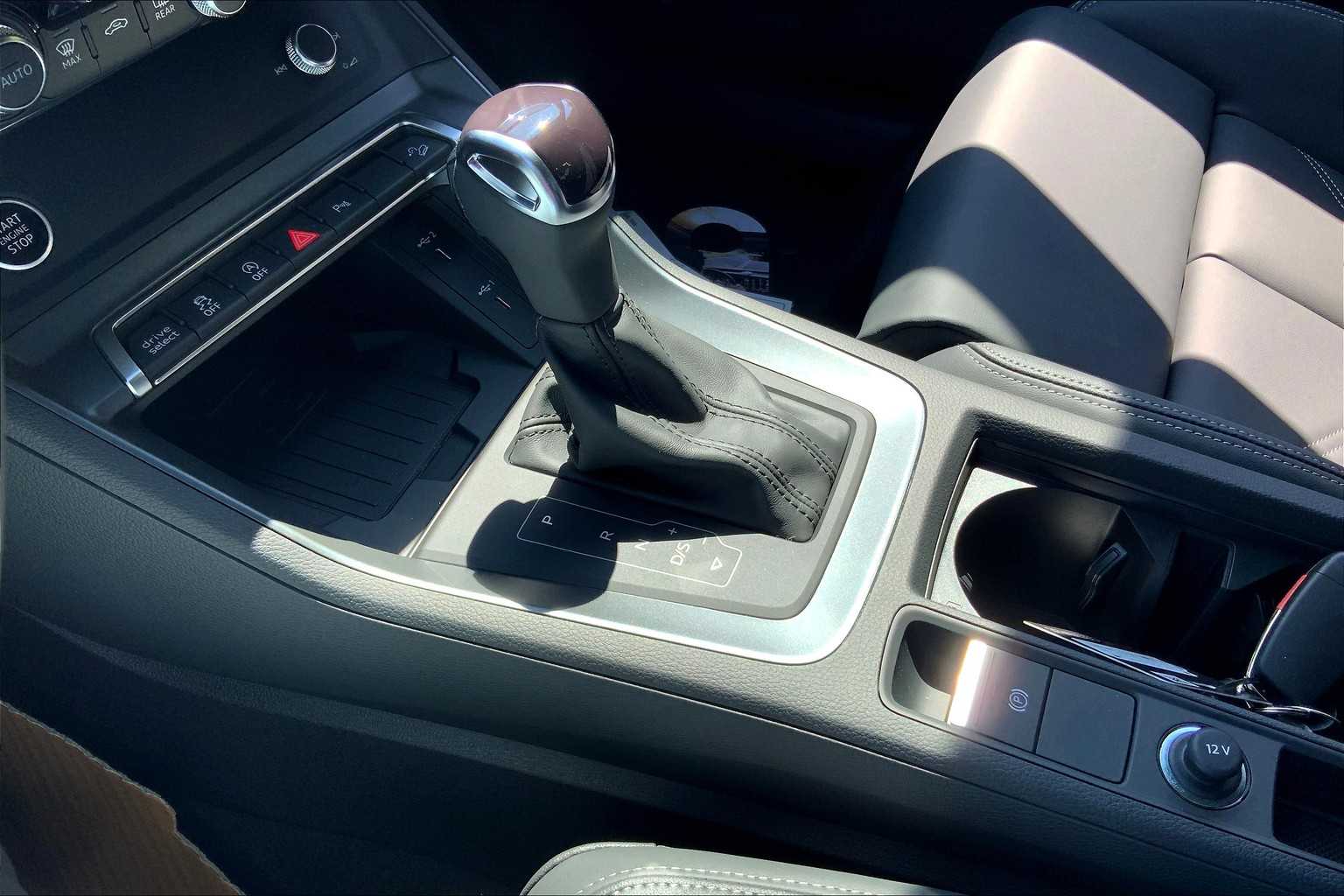 Vehicle image 12 of 18
