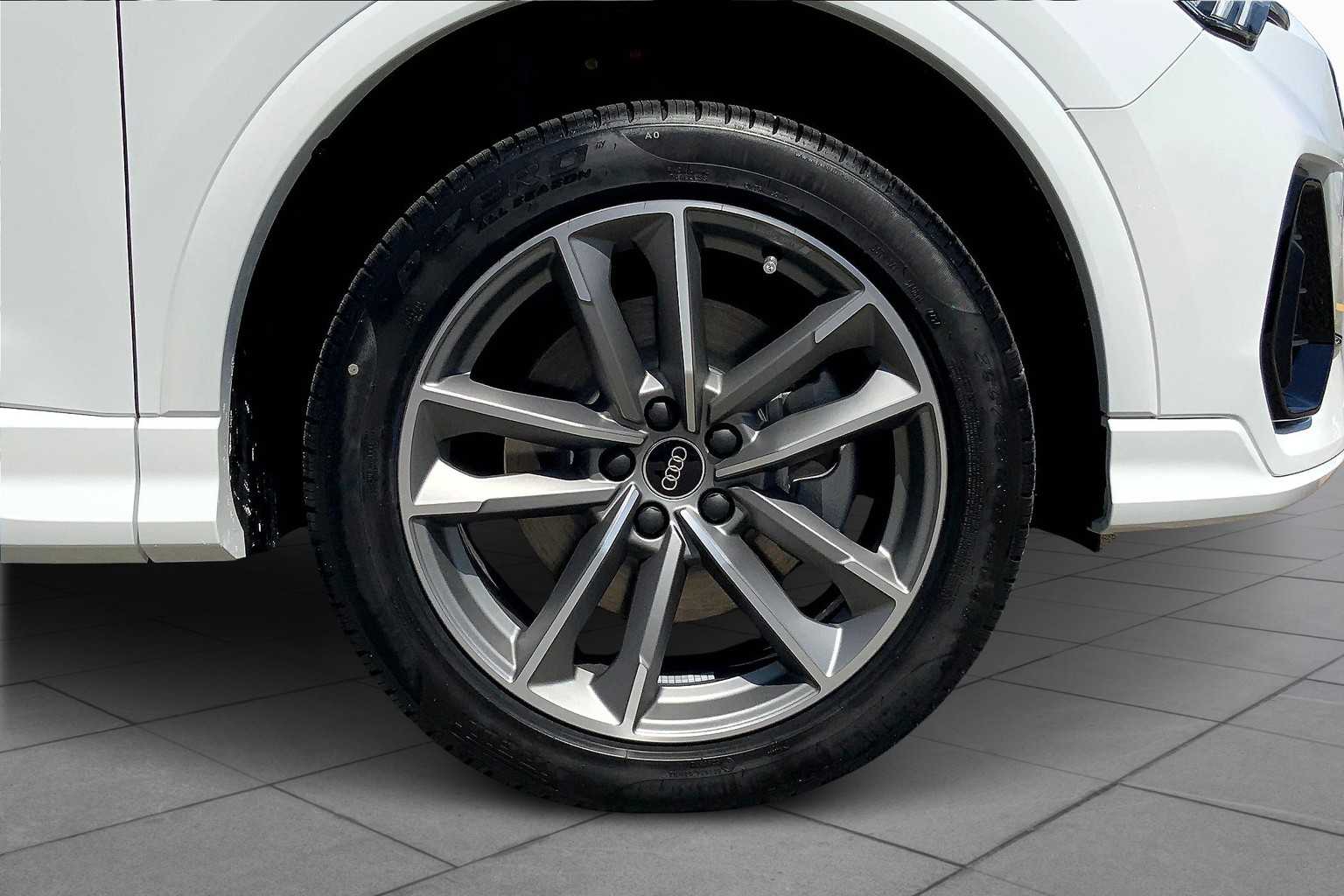 Vehicle image 8 of 18