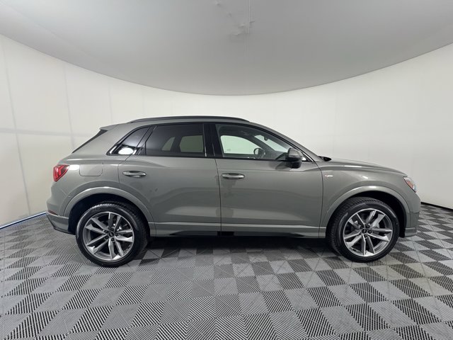 Vehicle image 4 of 28