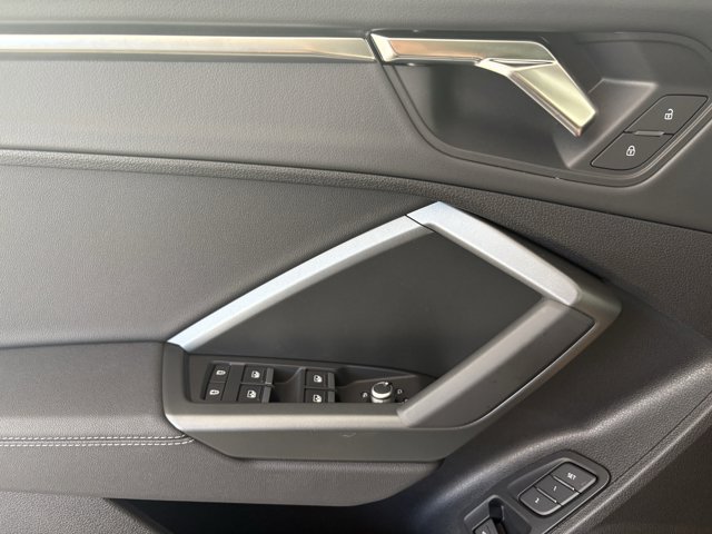 Vehicle image 23 of 28