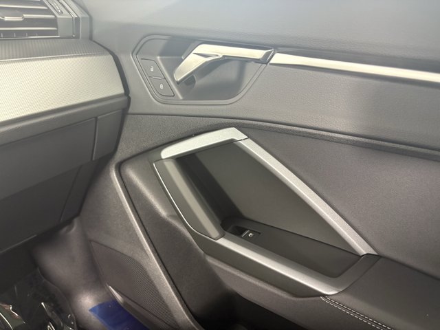 Vehicle image 17 of 28