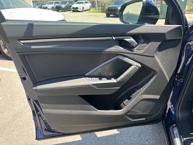 Vehicle image 21 of 27