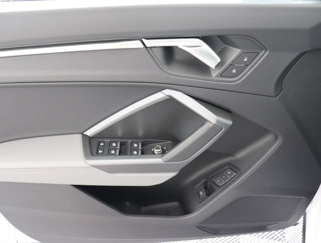 Vehicle image 18 of 35