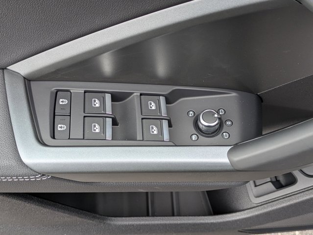 Vehicle image 28 of 33