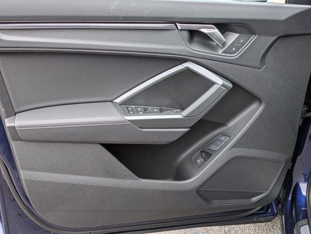 Vehicle image 25 of 33