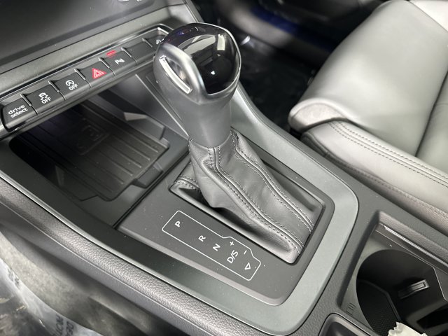 Vehicle image 21 of 28