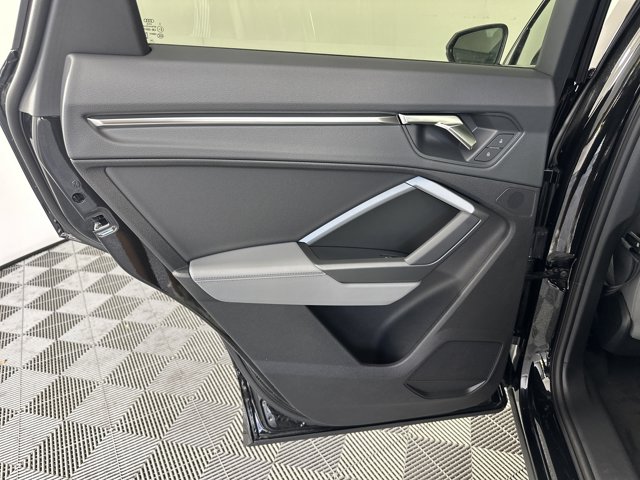 Vehicle image 23 of 28