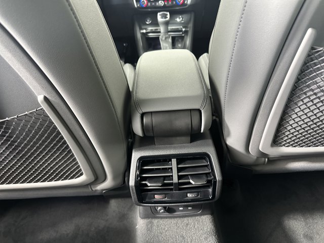 Vehicle image 25 of 28