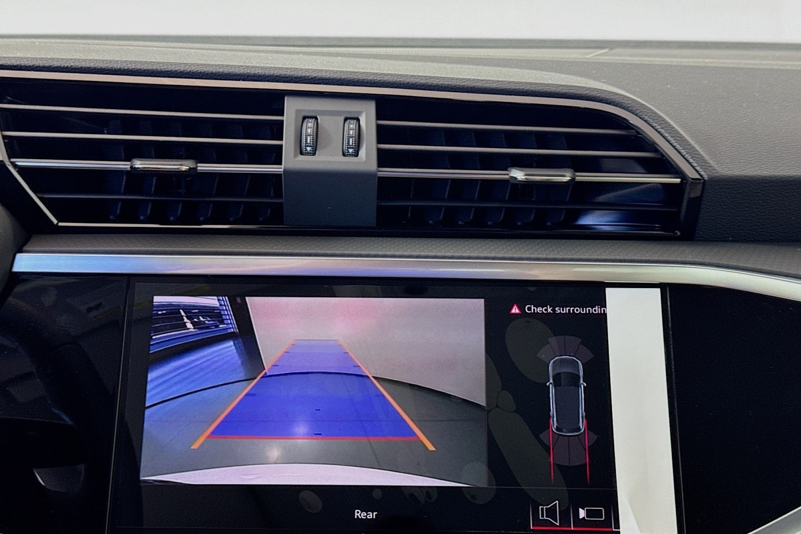 Vehicle image 23 of 30