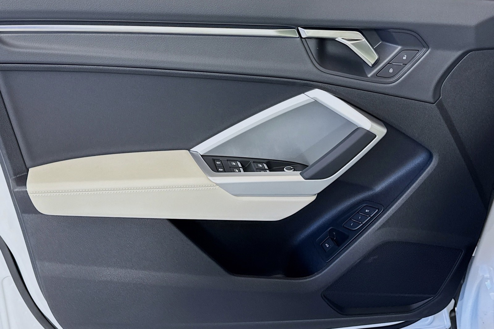 Vehicle image 25 of 30