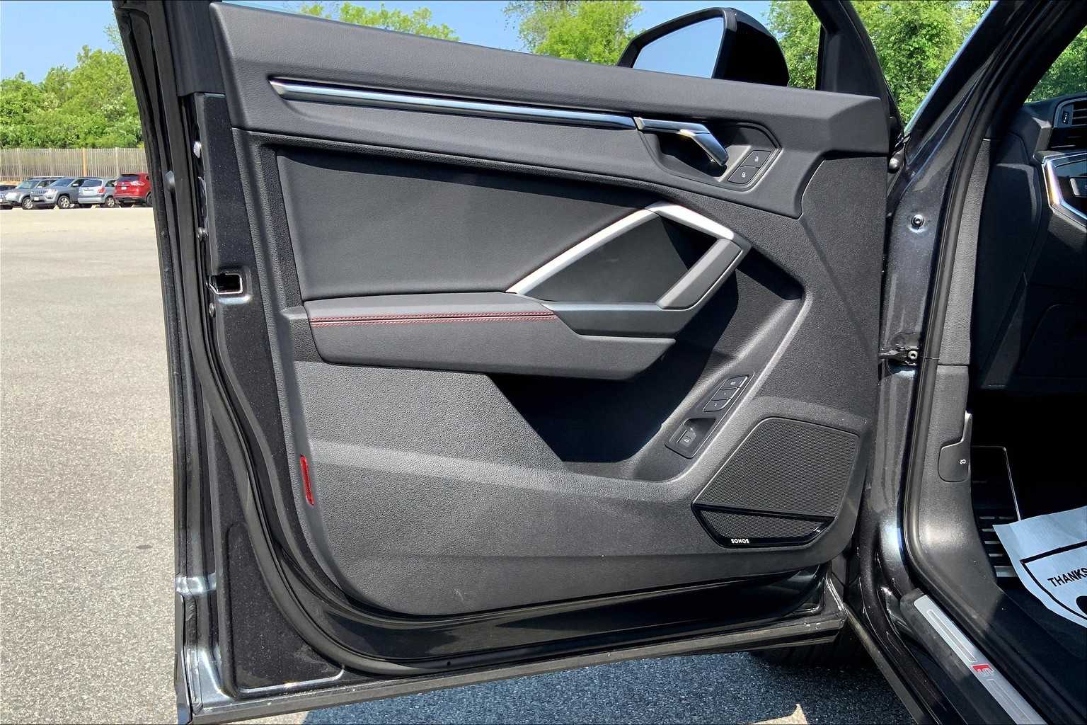 Vehicle image 11 of 18