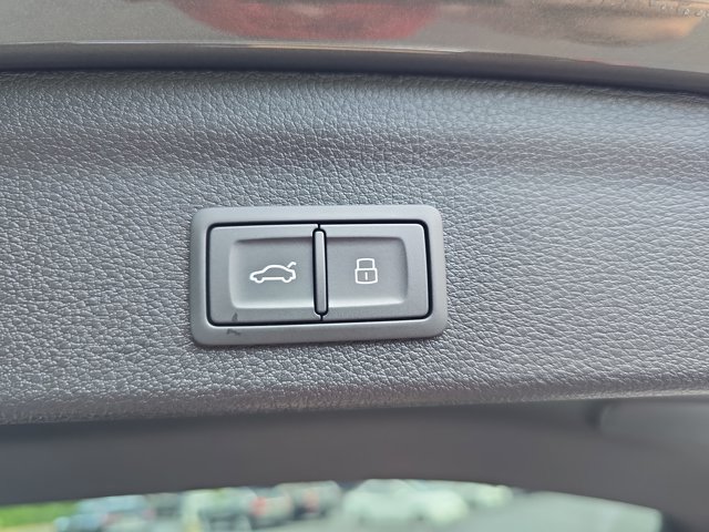Vehicle image 33 of 35