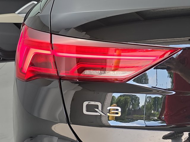 Vehicle image 25 of 35