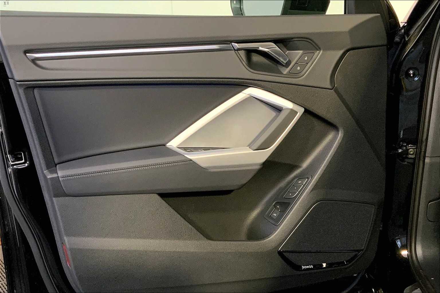 Vehicle image 14 of 19