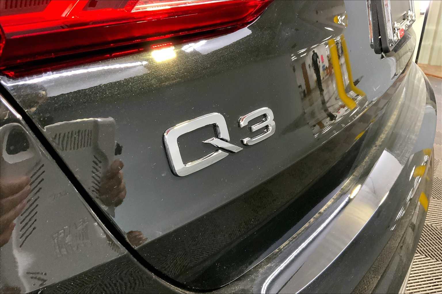 Vehicle image 18 of 19