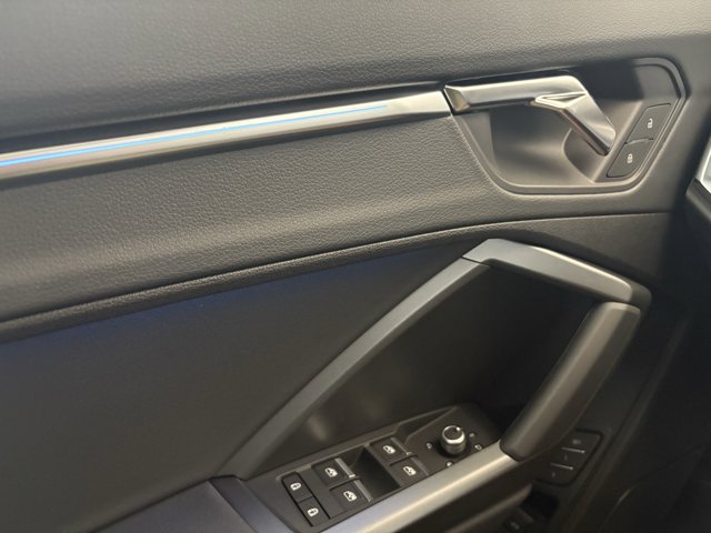 Vehicle image 19 of 27