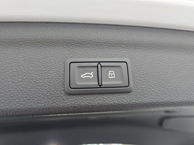 Vehicle image 32 of 34