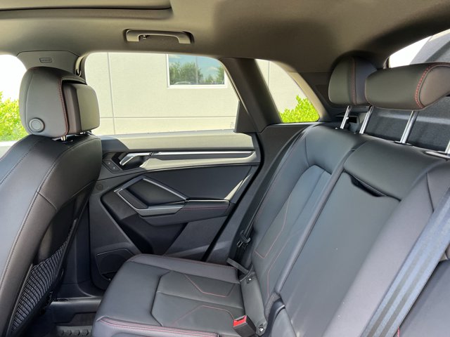 Vehicle image 32 of 37