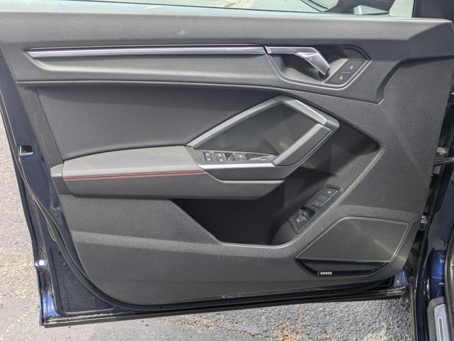 Vehicle image 27 of 33