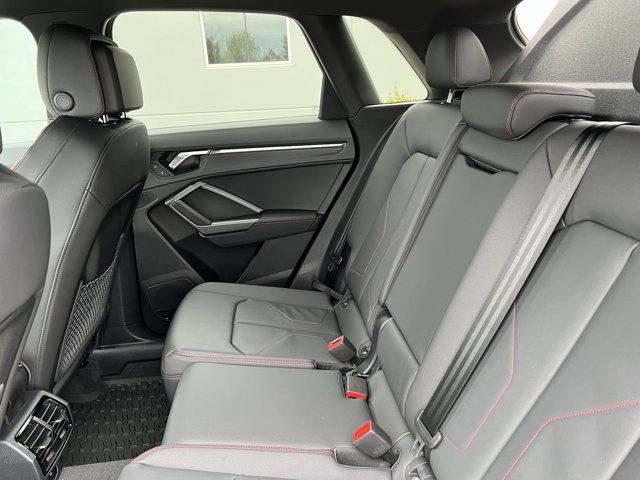 Vehicle image 32 of 37