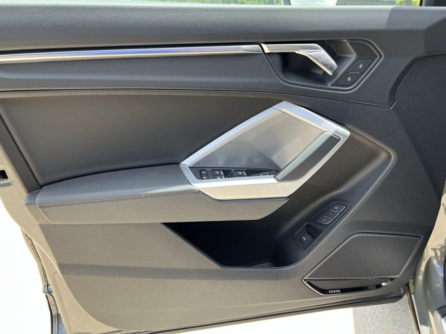Vehicle image 27 of 37