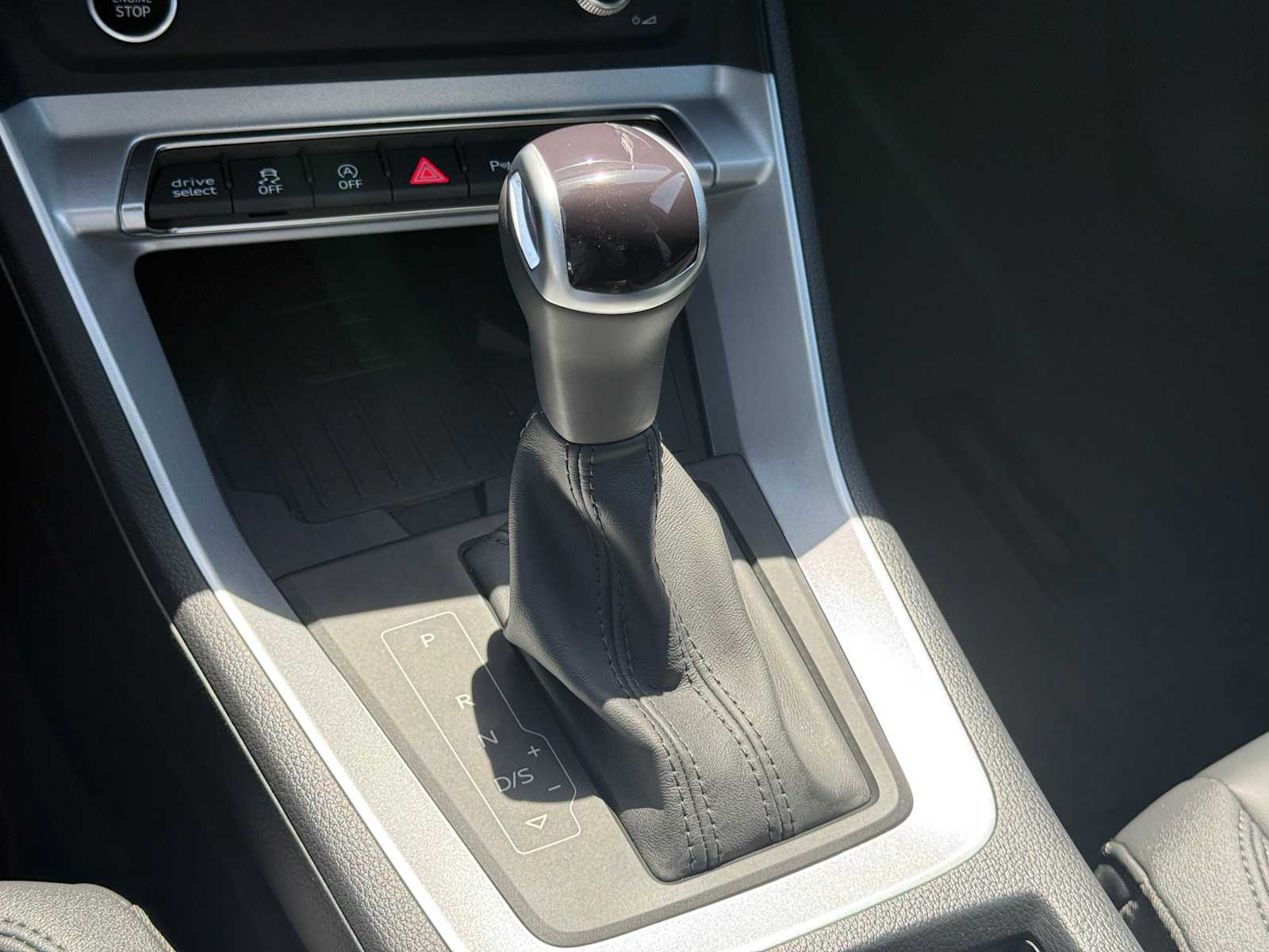 Vehicle image 25 of 34