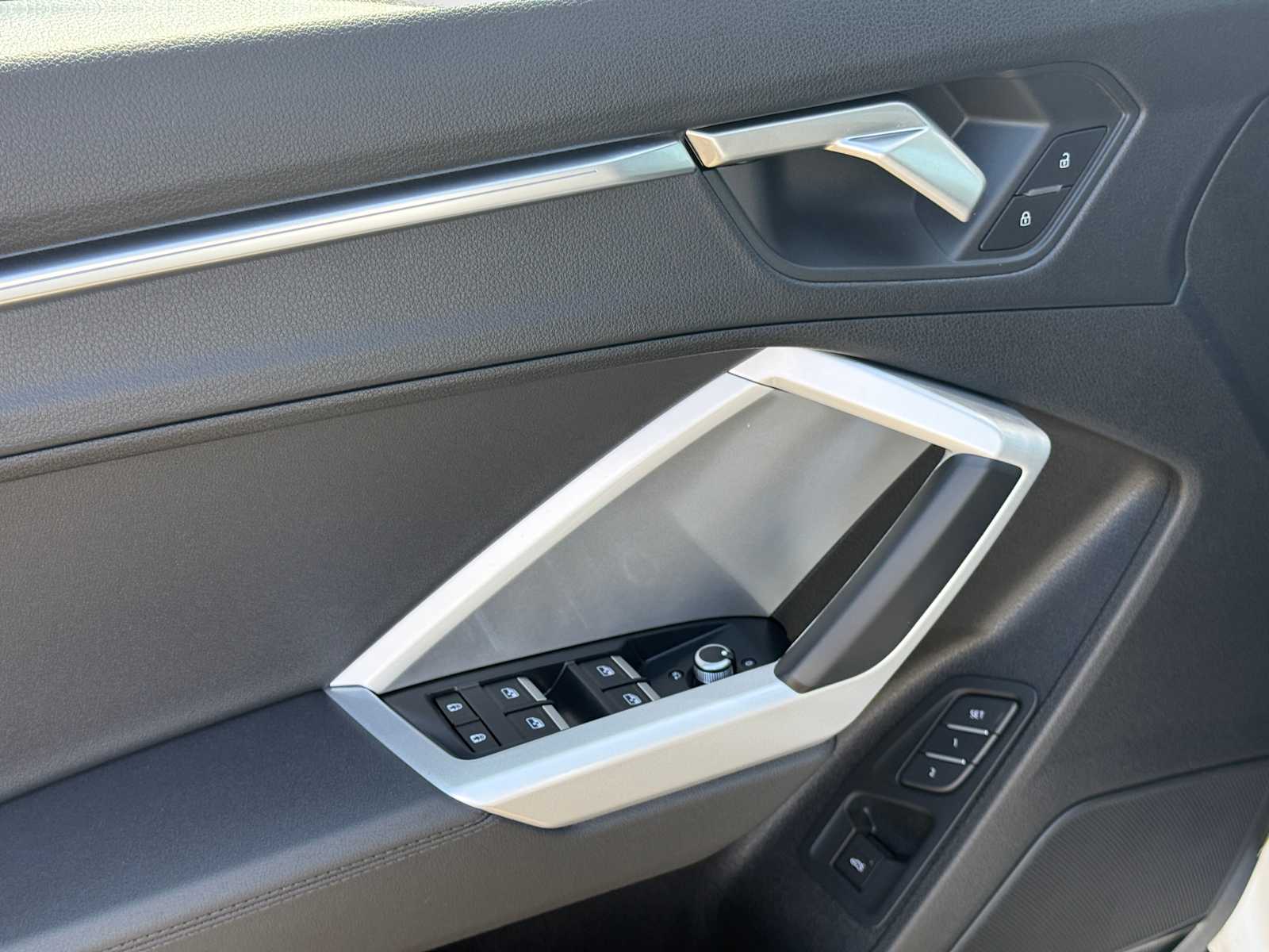 Vehicle image 26 of 34