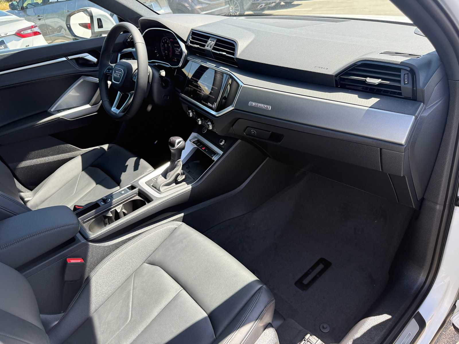 Vehicle image 18 of 34