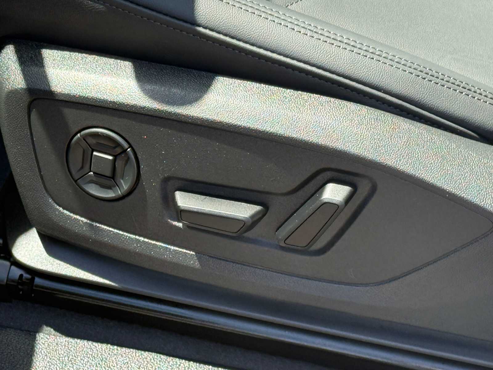 Vehicle image 27 of 34