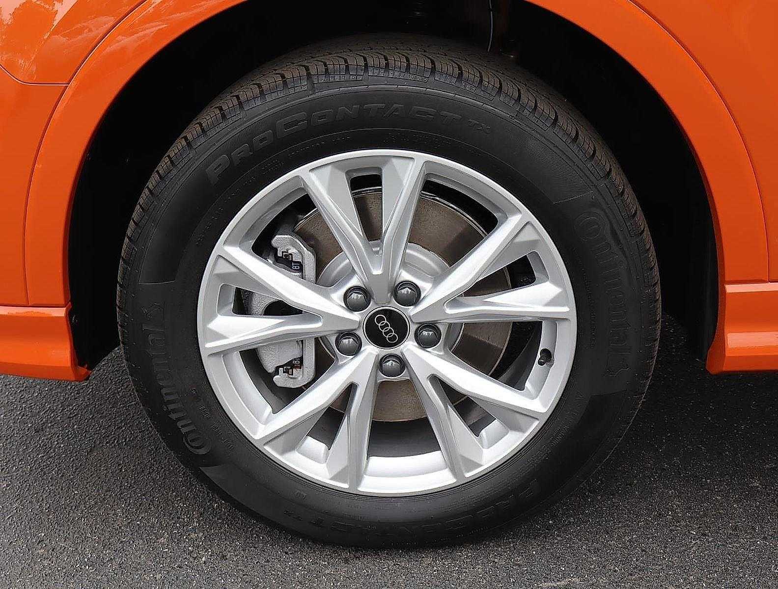 Vehicle image 8 of 24