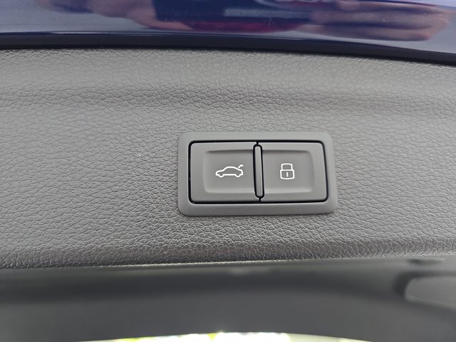 Vehicle image 32 of 34