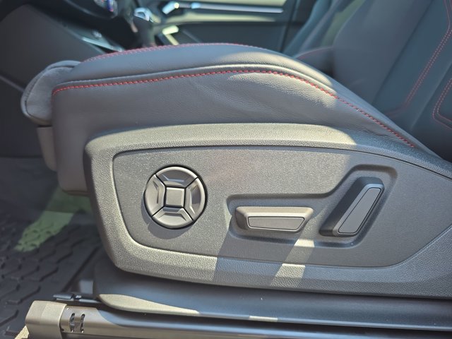 Vehicle image 31 of 35
