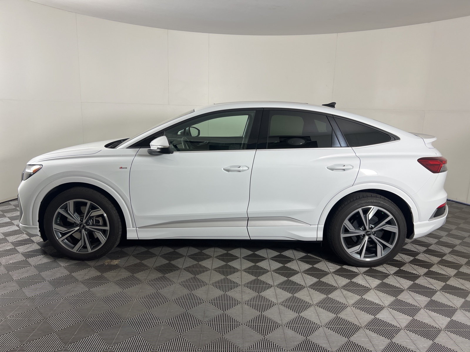 Vehicle image 8 of 20