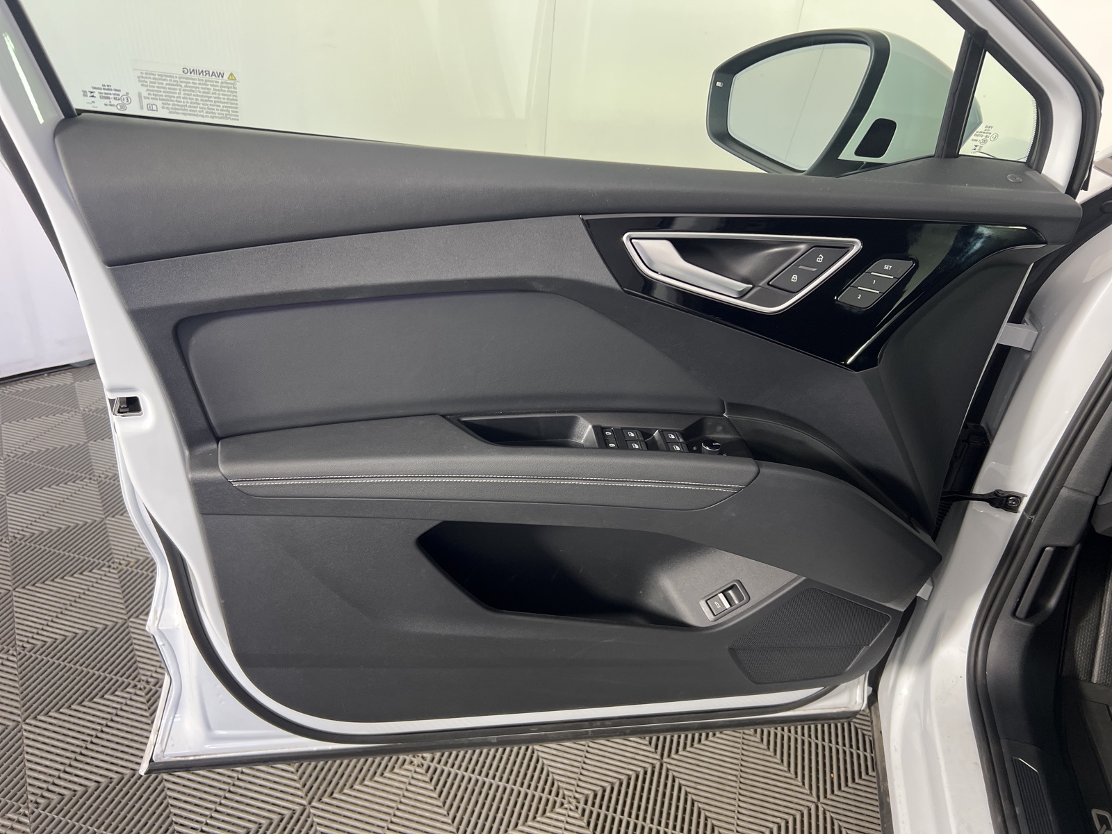 Vehicle image 18 of 20