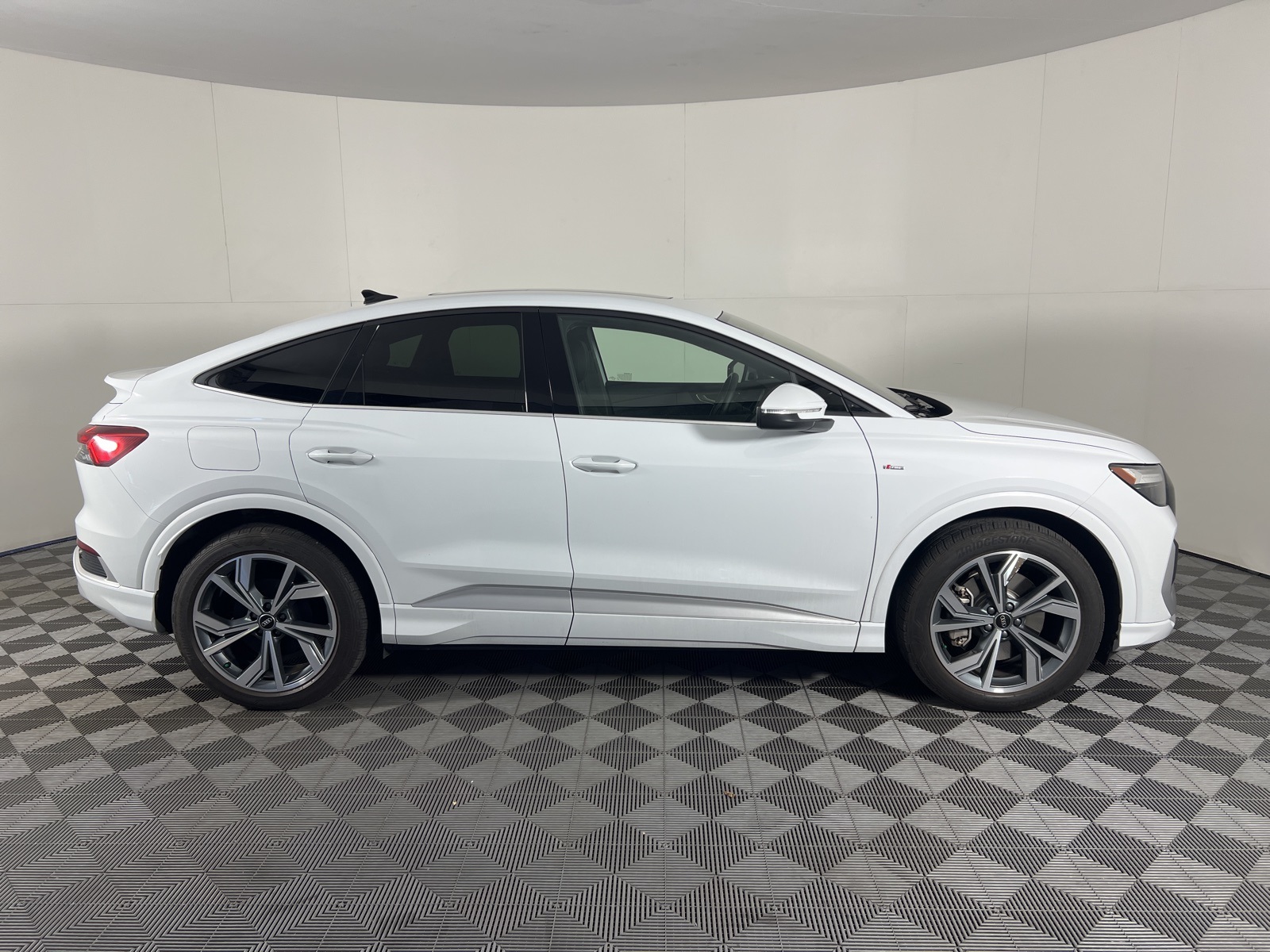 Vehicle image 4 of 20