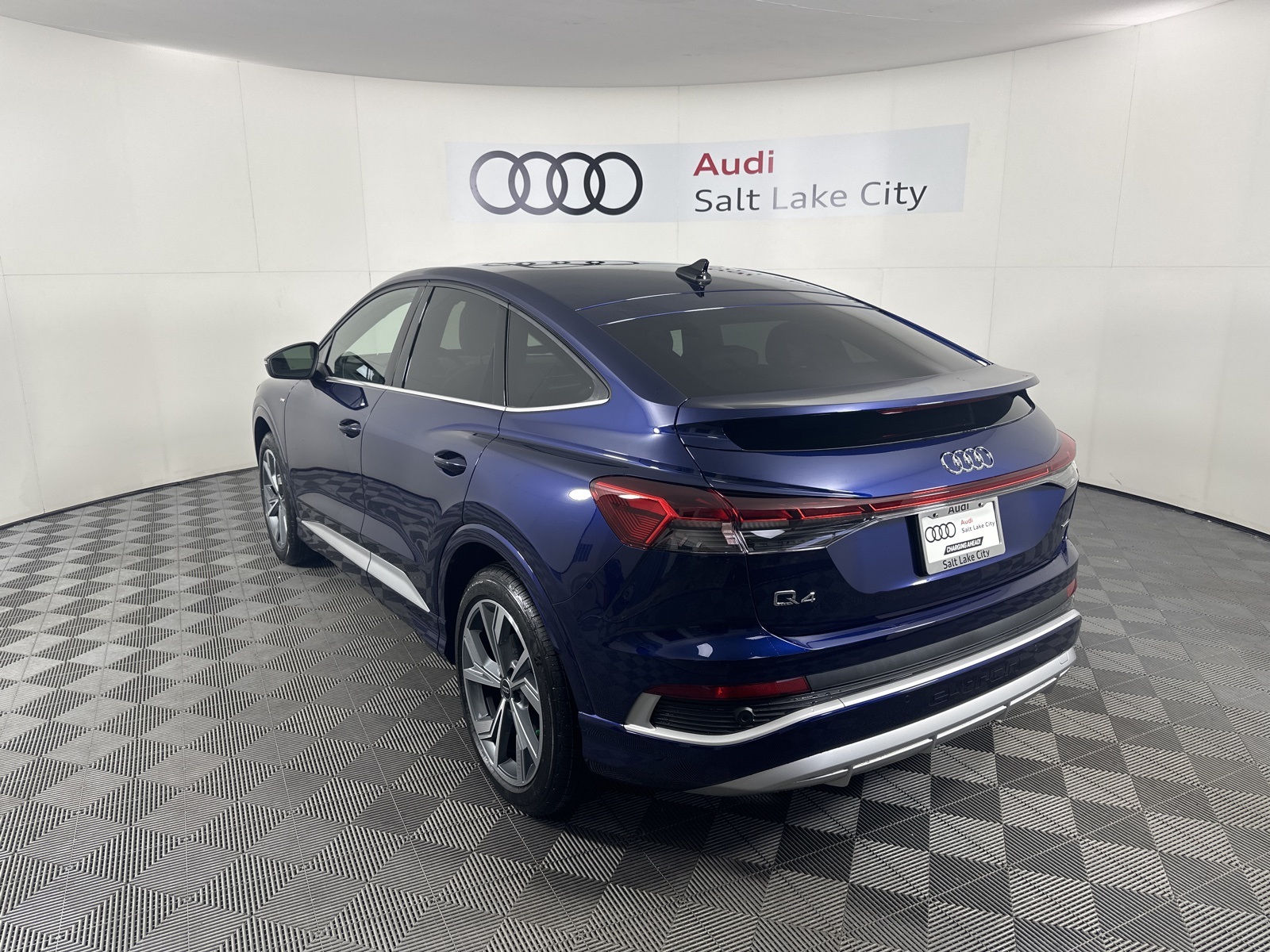 Vehicle image 7 of 19