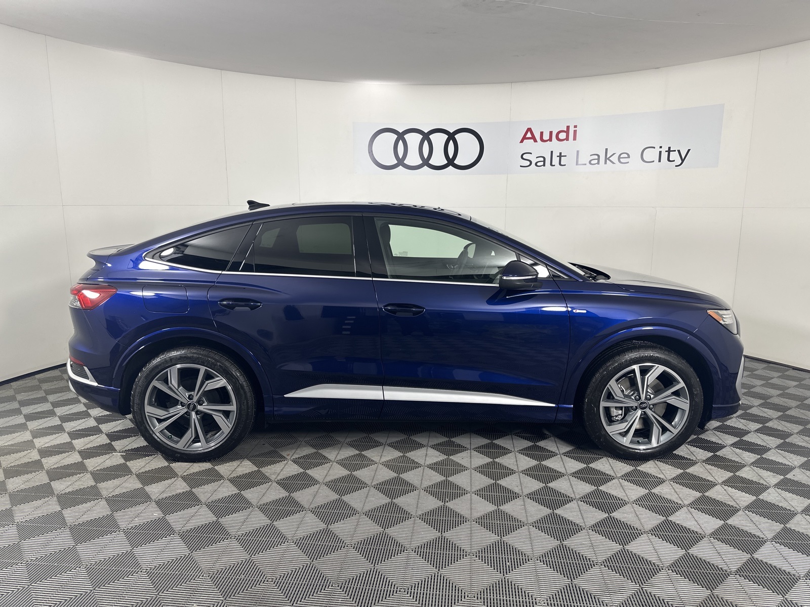 Vehicle image 4 of 19