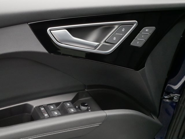 Vehicle image 22 of 35