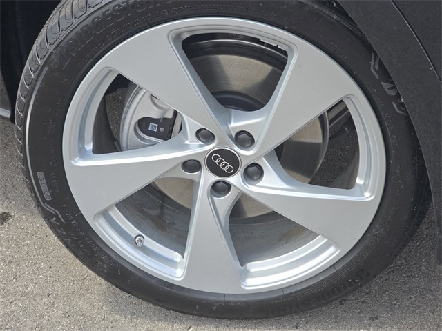 Vehicle image 26 of 27